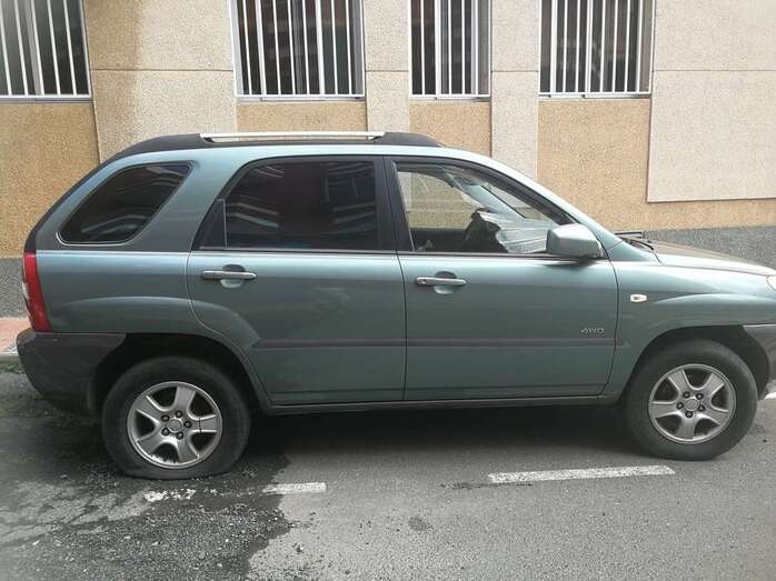 El automóvil tiene los neumáticos pinchados / TA